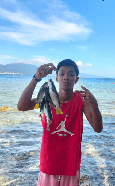 Kuya Unyot fishing in Verde Island