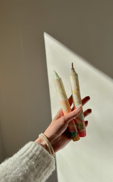 Bunte Dip-Dye Stabkerzen von Liell Design: Handgemachte Kerzenkunst für dein Home Styling.