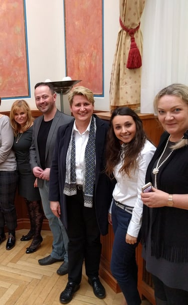 Mag. Natascha Ljubic, BSc  Online Marketing Expertin • Social Media Strategin • KI-Beraterin