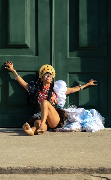 Artista sorrir sobre uma porta histórica antiga