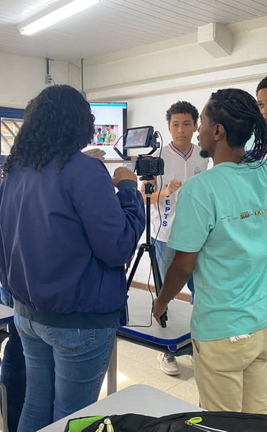 Alunos recebem instrução sobre câmera