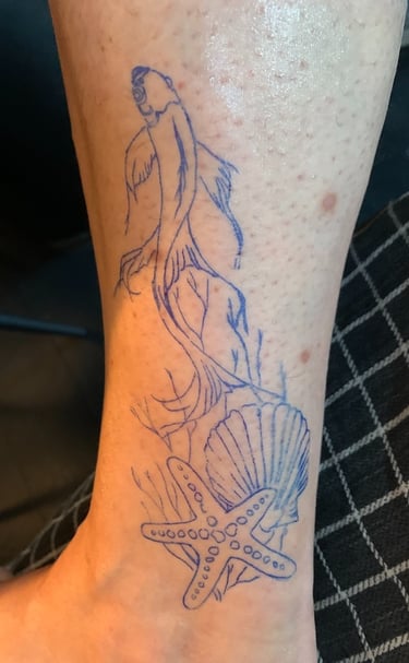 Tatouage monochrome sur le thème des océancs réalisé par a2c tattoo à Challes-les-Eaux