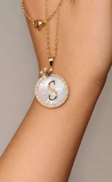 Collar personalizado con inicial S en nácar y detalles brillantes, joyería minimalista y elegante de Moreina Joyería.