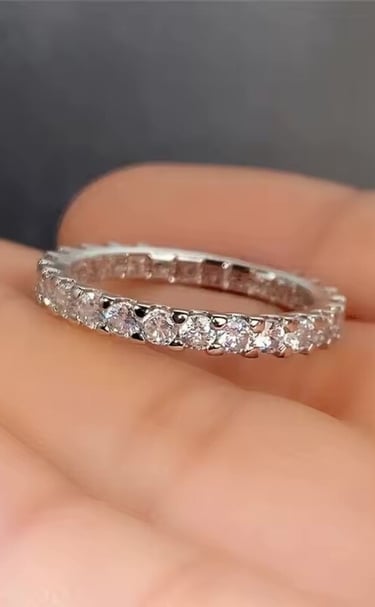 Anillo plateado con circonias brillantes, joyería minimalista y elegante de Moreina Joyería.