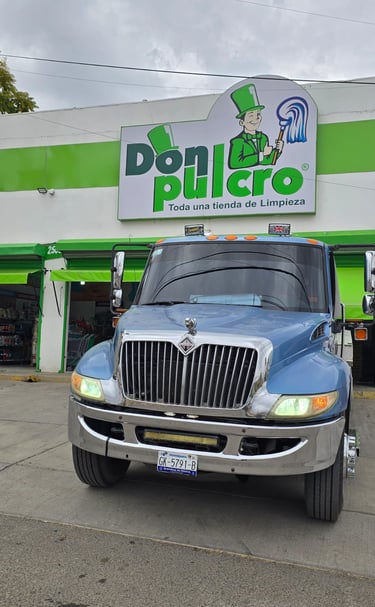 Pipa de agua surtiendo agua a negocio