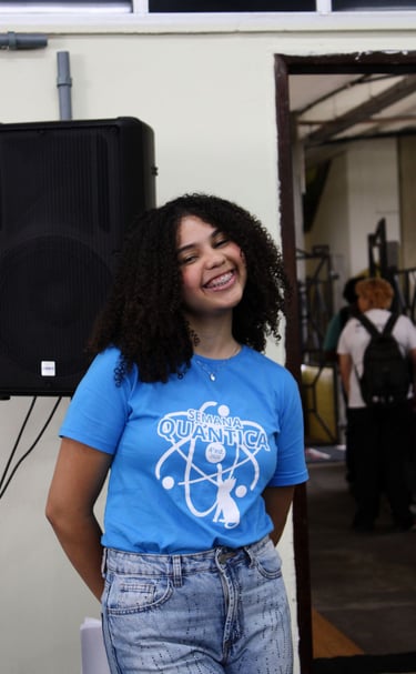 Foto de Ana Terra, Secretária Administrativa do clube POLIS IFBA, sorrindo no campus universitário e