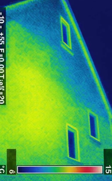 a thermographic image of a building without heating