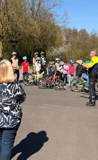Kinder beim gemeinsamen Fahrradtraining von Niederkrüchten hilft im Freien