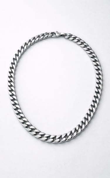 Collana in acciaio inox 316L su sfondo neutro