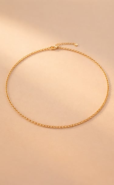 Collana dorata in ottone placcato oro su sfondo chiaro