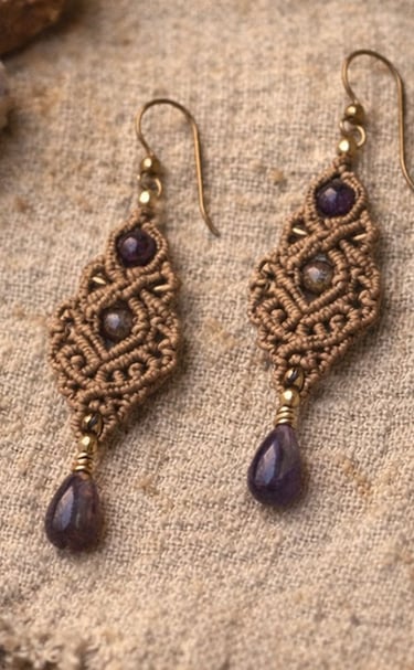 Aretes bohemios de macramé hechos a mano con cuentas de amatista morada y patrones intrincados.