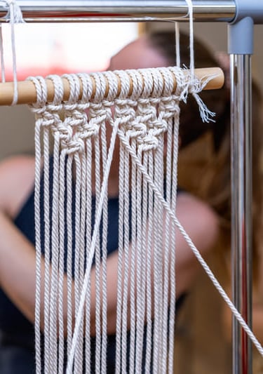 Grupo de estudiantes haciendo macrame colgante