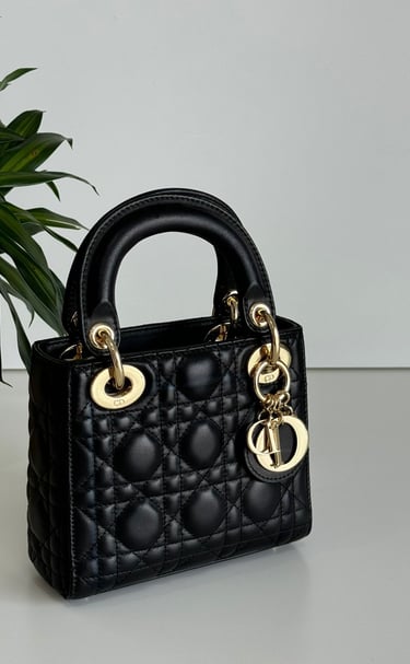 Bolso Lady Dior de piel acolchada negra con herrajes dorados y dijes icónicos, lujo auténtico Aura