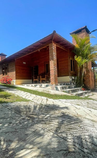 Villa de madera con mecedoras