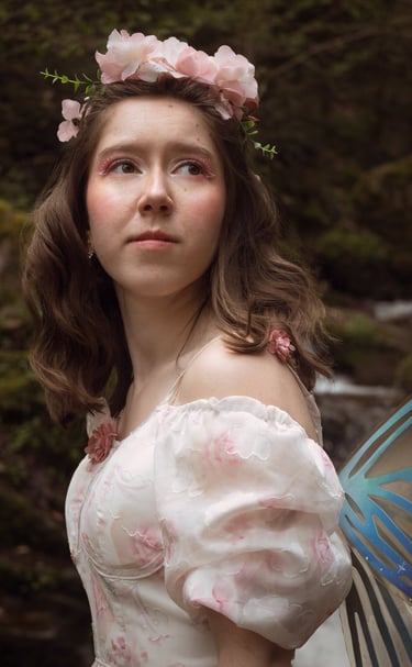 Photo féerique d'une femme en portrait avec des ailes de fée