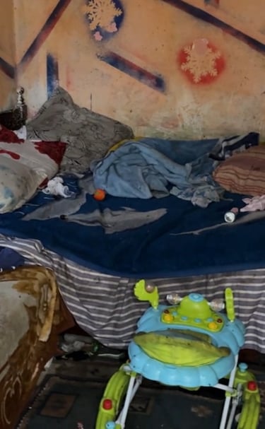 Umenneskelig boforhold inni huset.