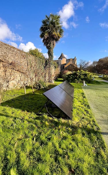 Station solaire installée dans un camping ou hôtel de plein air avec piscine