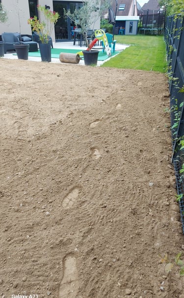 Terravis Nivellement travaux-de-terrassement-maison-jardin-terravis-mini-pelle-camion-terre