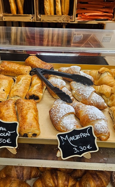 Hausgemachte Croissants mit Marzipan und Schokolade im französischen Frühstückscafé in Konstanz