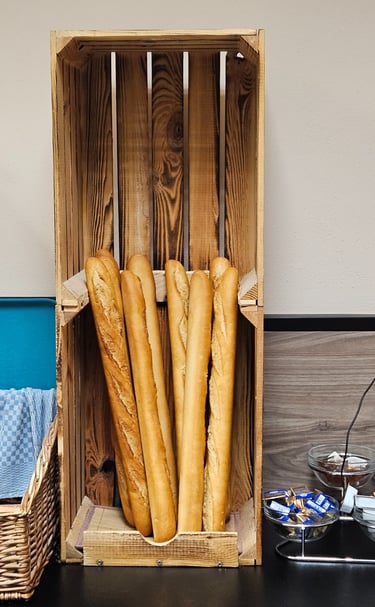 Frische Baguettes in traditioneller Holzkiste im Café Français in Konstanz