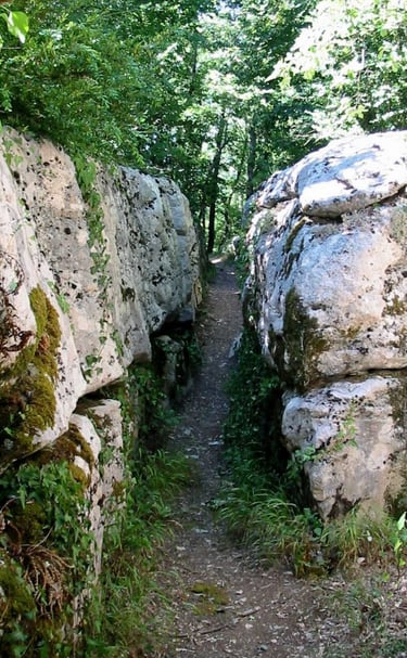 labyrinthe vert, promenade dans l'Aude, nature préservée et particularités géologiques, rochers 