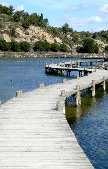ponton permettant de marcher sur l'eau à Peyriac, promenade sur la mer, activité atypique