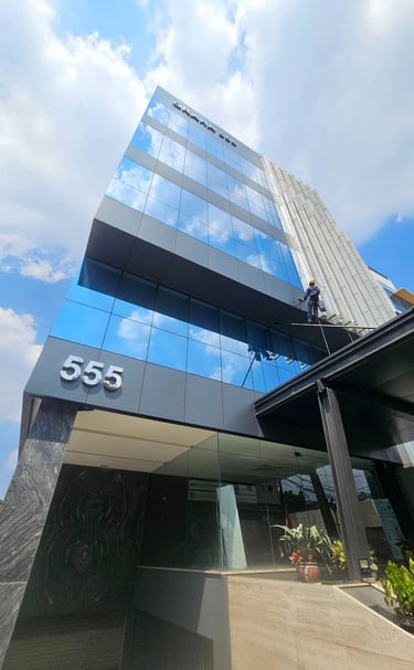 Pembersihan Kaca Gedung 