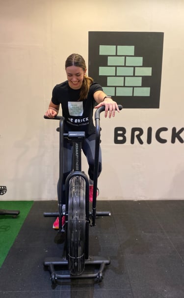 egy nő airbike-ot teker a funkcionális  edzőteremben