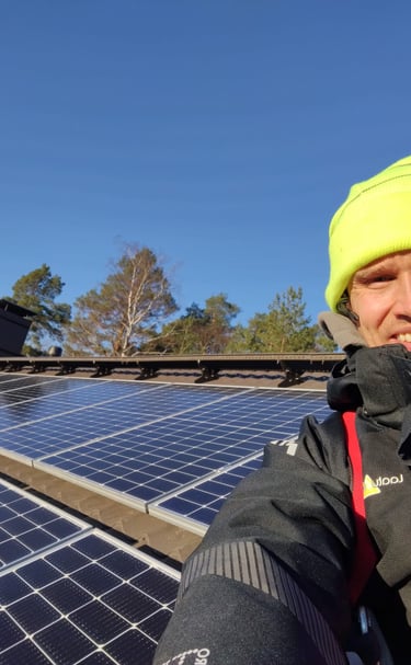 Aurinkopaneeli asennus omakotitalon katolle