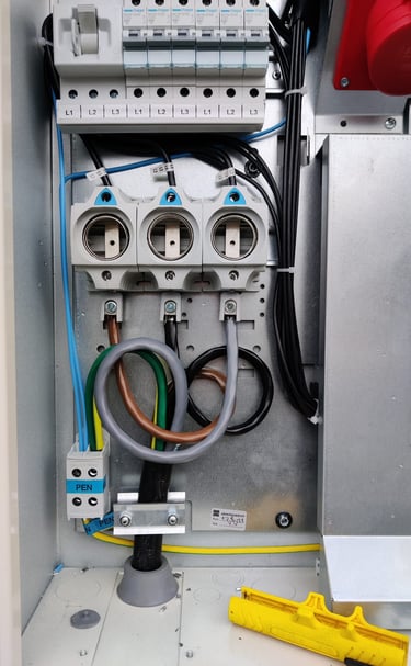 Siisti kaapeliasennus sähkökaappiin sopivilla lenkeillä.