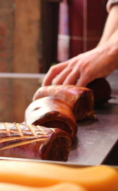Un boucher coupe une pièce sur le comptoir