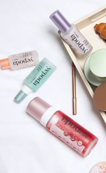 Produits cosmétiques et skincare Yepoda colorés sur un lit