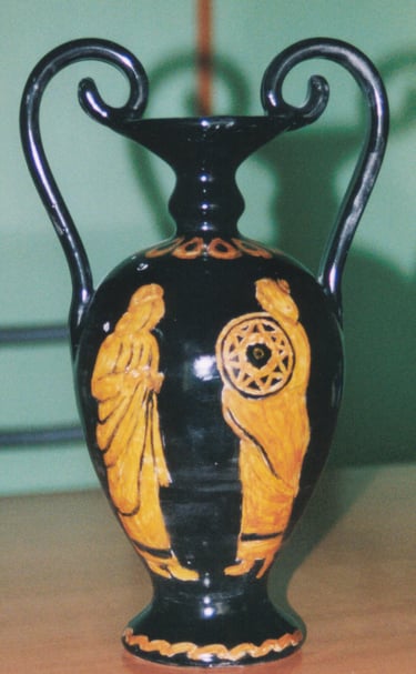 vaso in ceramica con dipinti in stile greco