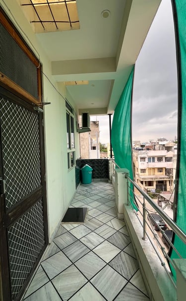 Spacious balcony of Siyash Luxury Girls PG in Pratap Nagar, Jaipur with open view