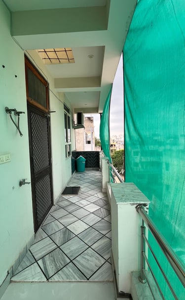 Spacious balcony at Siyash Luxury Girls PG in Pratap Nagar Jaipur for relaxation and fresh air