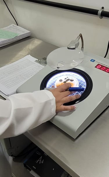 Profissionais do Laboratório AMB realizando análises laboratoriais em ambiente técnico equipado