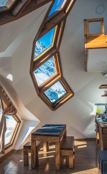 Interior Glamping con vistas a la cordillera de los Andes