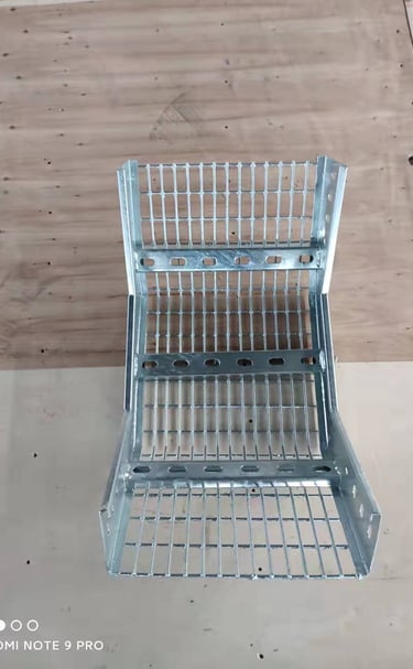 chemin de câbles en treillis métallique avec inriser d'échelle de câbles