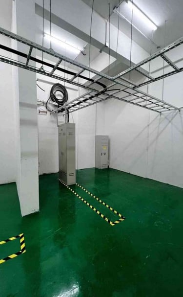 una habitación con una escalera de cable en el techo