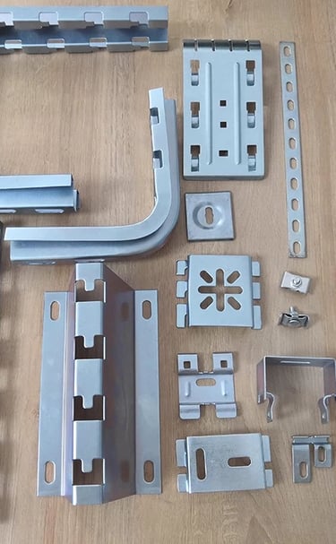 une variété de raccords de pièces métalliques d'un chemin de câbles en treillis métallique