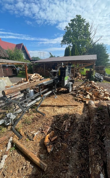 Malkų pjovimas ir profesionalus malkų skaldymas jūsų kieme Vidurio Lietuvoje