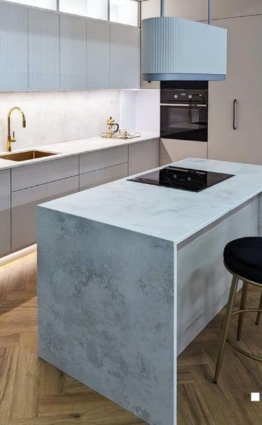 "Matinio šviesiai pilko kvarco akmens stalviršis virtuvei"