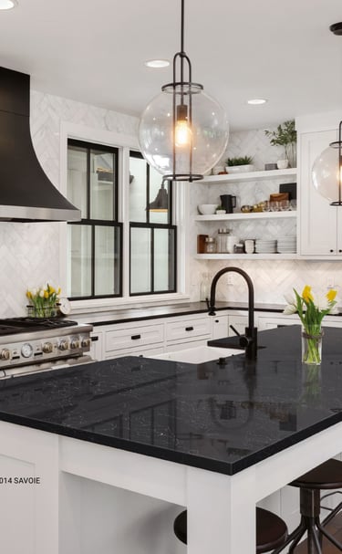 "virtuvės baldai su juodu blizgiu kvarco akmens stalviršiu"