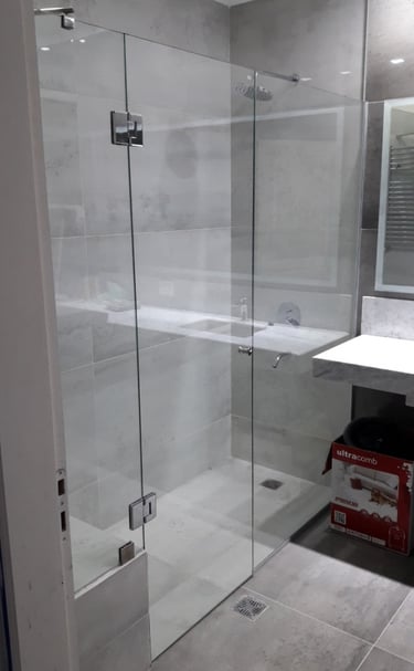 Mampara de Vidrio templado 8mm incoloro Paños fijos + puerta de rebatir accesorios acero inox