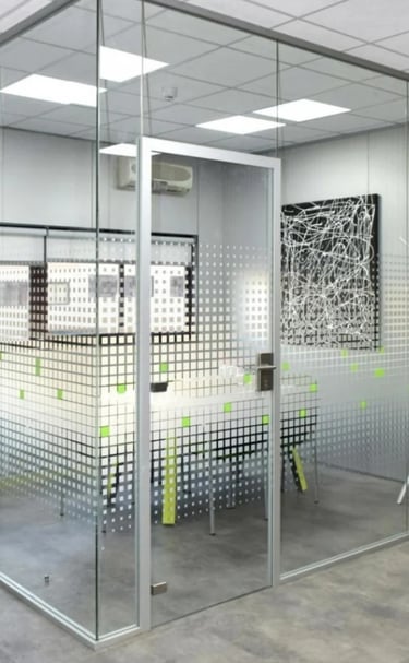 Mampara interior con puerta de vidrio estilo oficina o sala de reunion