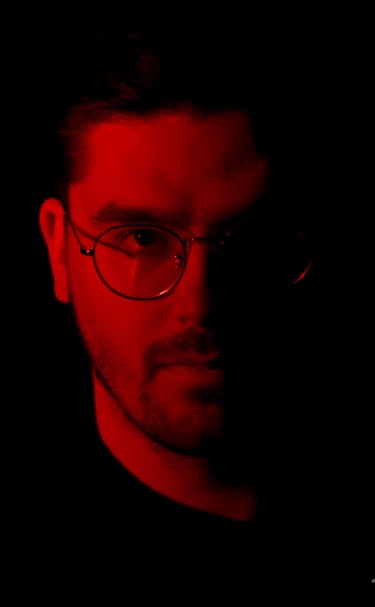 Dimitri Janiak , le guitariste  du groupe Rush On Mars éclairé de face par une Lumière rouge 