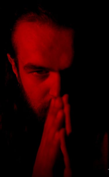 Nathan Dartevert, le guitariste  et chanteur et trompettiste du groupe Rush On Mars éclairé de face 