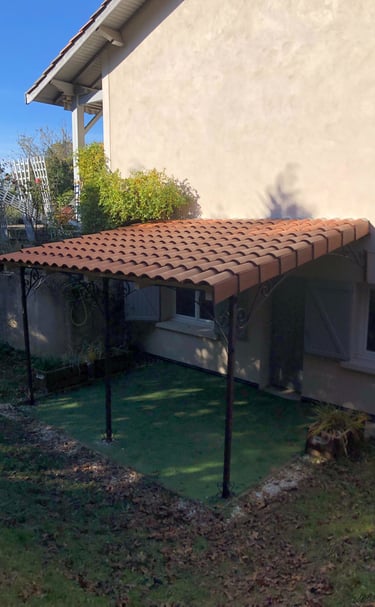 couverture en tuile sur une extension de toit