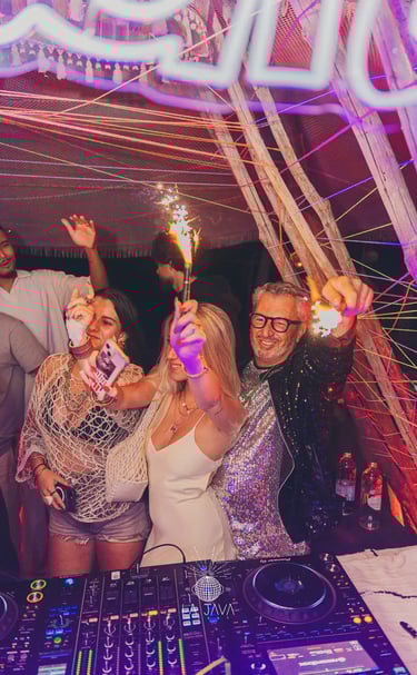 Soirée animée à Playa Amor avec musique et ambiance festive