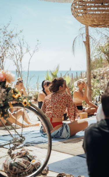 Séance de yoga en bord de mer sur la plage privée de Playa Amor à Leucate